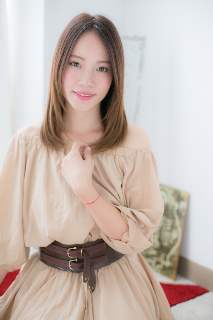 センターパートで小顔ナチュラルストレートa